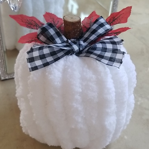 Snow White Chunky Knit Pumpkin Decor nwot